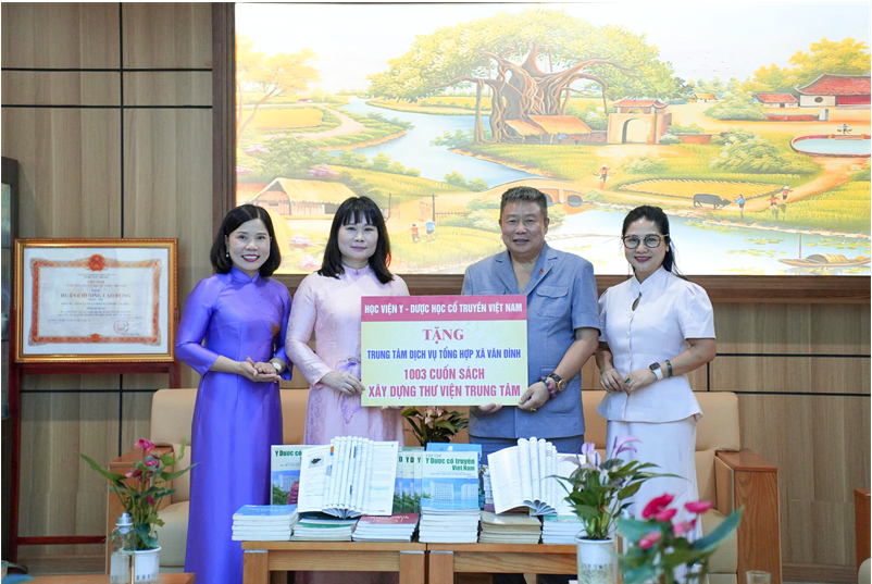 Học viện Y - Dược học cổ truyền Việt Nam trao tặng 1.003 cuốn sách cho Thư viện Trung tâm Dịch vụ tổng hợp xã Vân Đình